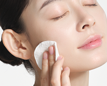 極萌透皮膠原光美容儀使用步驟一示意圖，清潔面部肌膚，為後續導入保養做好準備。