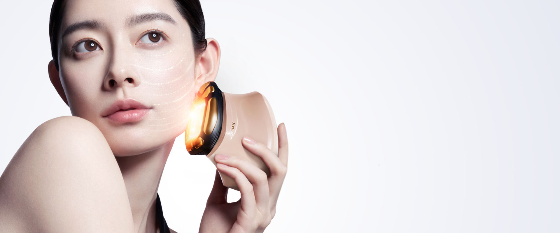 模特使用極萌透皮膠原光美容儀，臉部呈現上提線條示意，展現肌膚緊緻與透亮光澤感的保養效果。