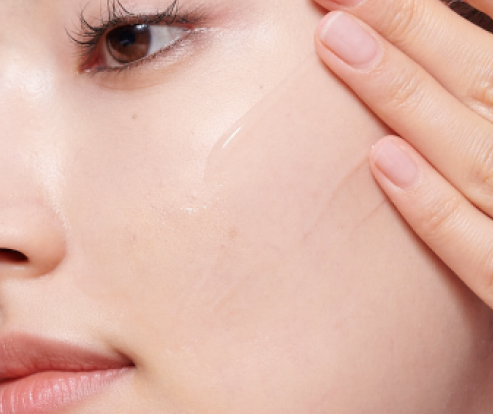 Jmoon 大熨斗美容儀使用步驟二示意圖，塗抹專用凝膠於肌膚表面，協助導入保養