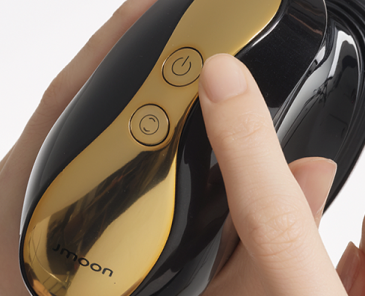 極萌透皮膠原光美容儀使用步驟二示意圖，開機並選擇適合的保養模式。