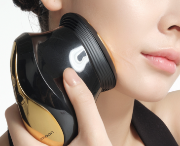 極萌透皮膠原光美容儀使用步驟三示意圖，選擇合適檔位強度以開始保養。