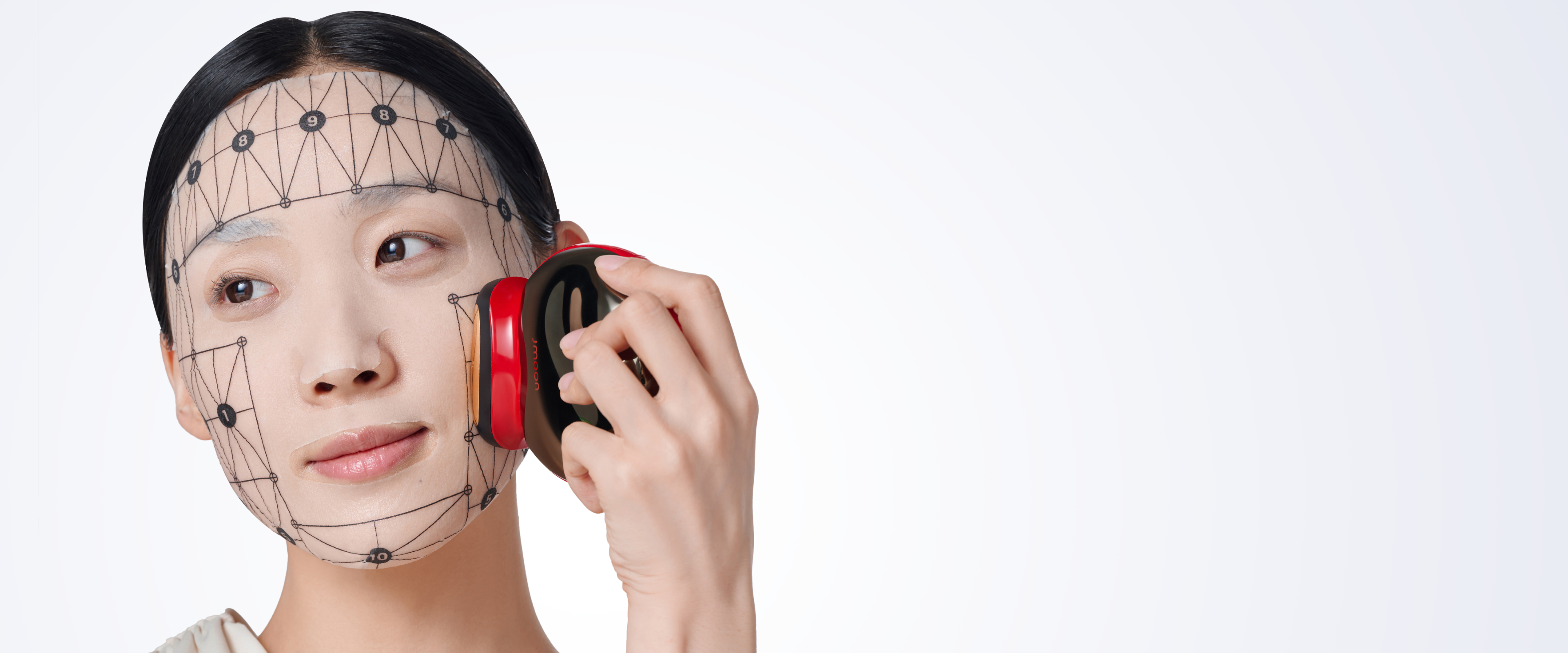 極萌膠原砲美容儀全臉蓋章模式使用示意圖｜模特搭配石墨烯格子面膜，依序按格子完成蓋印，90 秒即可完成全臉居家護理。