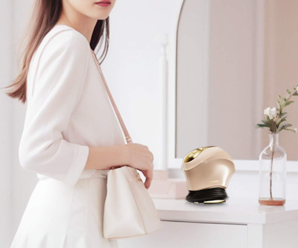 一位上班族女性站在梳妝台前，桌上擺放極萌透皮膠原光美容儀，展現日常保養中輕鬆便利的使用情境。